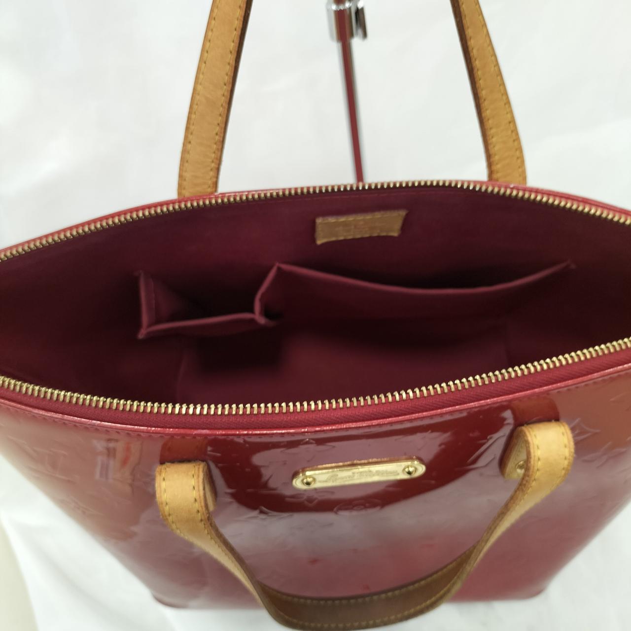 LOUIS VUITTON  BELLEVUE PATENT LEATHER HANDBAG
Louis Vuitton